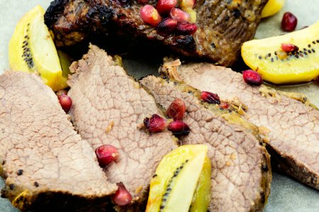 Téléchargez les photos : Grilled meat in kiwi and pomegranate sauce. - en image libre de droit