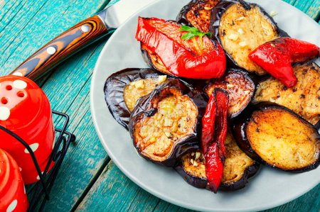 Foto de Grilled eggplant and fried bell pepper on a plate. Bbq - Imagen libre de derechos