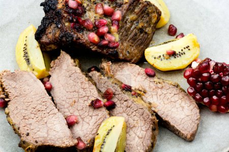 Téléchargez les photos : Stewed veal meat in kiwi and pomegranate sauce. - en image libre de droit