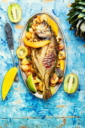 Téléchargez les photos : Delicious fried fish carp with fruits. Seafood - en image libre de droit