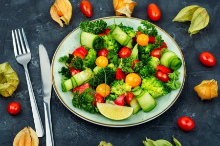Téléchargez les photos : Colorful salad with broccoli, tomato, cucumber and physalis. Healthy food concept - en image libre de droit