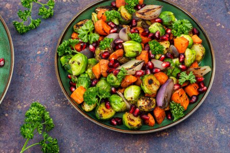 Foto de Salad with Brussels sprouts, carrots, with parsley and pomegranate seeds. Healthy vegetarian food - Imagen libre de derechos