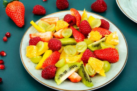 Téléchargez les photos : Healthy fresh fruit with mango, juicy citrus, banana and berries in a bowl - en image libre de droit
