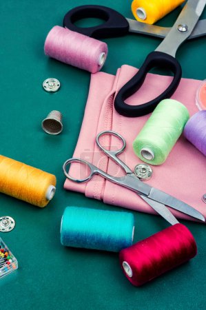 Foto de Home sewing kit, scissors, set needles, buttons and threads. Sewing items - Imagen libre de derechos