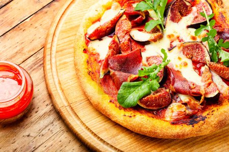 Téléchargez les photos : Gourmet gourmet meat pizza with figs - en image libre de droit