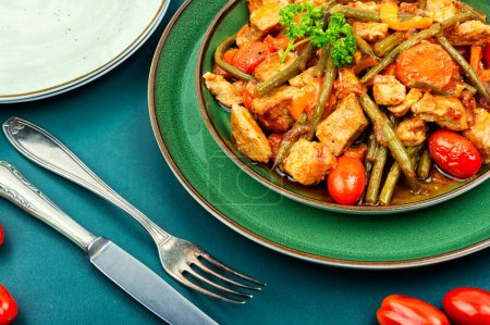 Téléchargez les photos : Delicious stewed meat with carrots and green beans. Ragout with meat and vegetables. - en image libre de droit