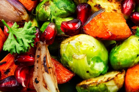 Téléchargez les photos : Salad with grilled vegetable with parsley and pomegranate seeds. Food background - en image libre de droit