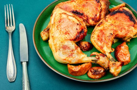 Téléchargez les photos : Jambe de poulet grillée dans l'assiette. Jambes de poulet rôties cuites - en image libre de droit