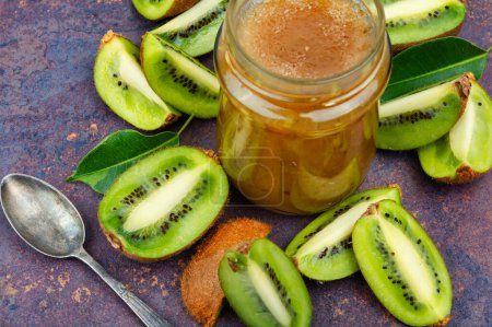 Téléchargez les photos : Confiture ou marmelade de kiwi dans un bocal en verre. Délicieuse confiture de kiwis sur la table - en image libre de droit