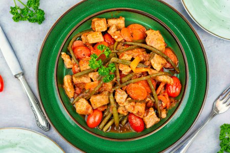 Téléchargez les photos : Stewed meat with carrots and green beans. Hot ragout with meat and vegetables. - en image libre de droit