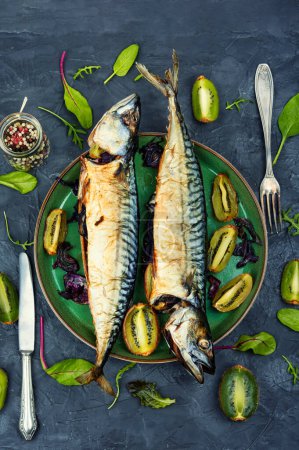Téléchargez les photos : Two appetizing mackerel fish baked with kiwi pieces. Japanese cuisine - en image libre de droit