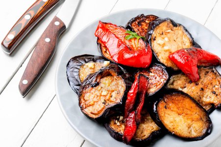 Téléchargez les photos : Roasted eggplants and grilled bell pepper on a plate - en image libre de droit