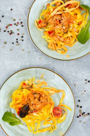 Téléchargez les photos : Italian pasta with seafood sauce. Mediterranean cuisine, nutritious food - en image libre de droit