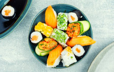 Foto de Apetitivos rollos de sushi tradicionales en el plato. Mariscos - Imagen libre de derechos