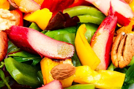 Téléchargez les photos : Salade printanière vitaminée de rhubarbe, poivron, herbes et noix. Gros plan - en image libre de droit