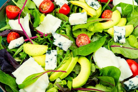 Téléchargez les photos : Colorful salad with lettuce, greens, avocado, tomatoes and mix cheeses. Food background - en image libre de droit