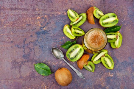 Téléchargez les photos : Delicious kiwi jam in a glass jar. Top view. Space for text - en image libre de droit