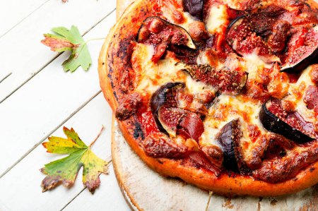Foto de Homemade meat pizza with figs. Flatbread with figs - Imagen libre de derechos