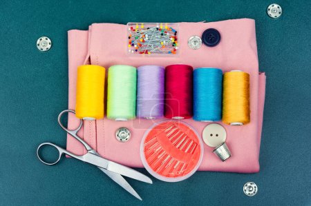 Foto de Home needlework kit, scissors, needles, buttons and bobbins with thread - Imagen libre de derechos