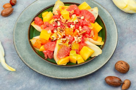 Foto de Tasty keto salad of grapefruit, mango and chicory. - Imagen libre de derechos