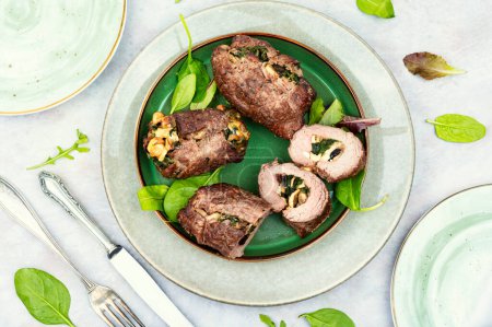 Téléchargez les photos : Beef meat rolls stuffed with mushrooms and herbs. Meatloaf - en image libre de droit