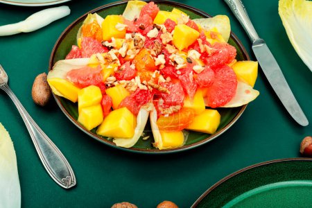 Foto de Delicious vitamin salad of grapefruit, mango and chicory. Concept for healthy vegetarian meal - Imagen libre de derechos