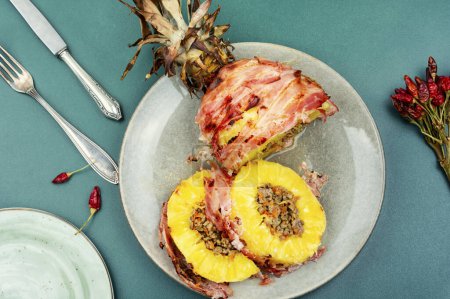 Téléchargez les photos : Pineapple stuffed with beef on the table. Mexican cuisine - en image libre de droit