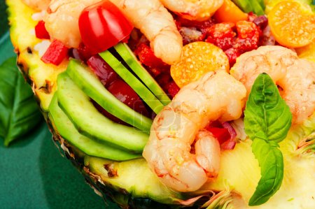 Téléchargez les photos : Asian pineapple with vegetables, rice and seafood. Closeup - en image libre de droit