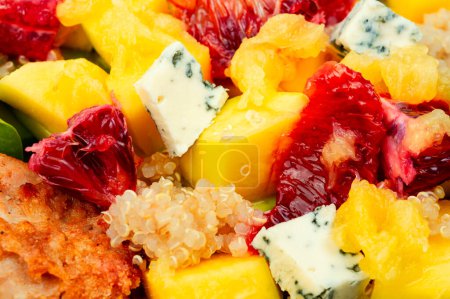 Téléchargez les photos : Fresh salad with chicken meat, orange, mango and quinoa. Food background - en image libre de droit