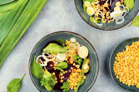 Foto de Lentil salad with beets, onions and spinach on a gray background. Low calorie salad. Vegan food - Imagen libre de derechos