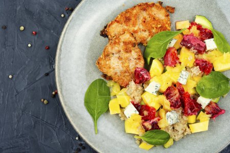 Téléchargez les photos : Salad with fruit, cheese, chicken breast and quinoa. Balanced food - en image libre de droit