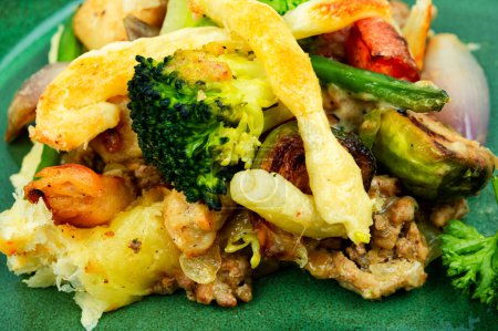 Foto de Savoury meat pie with brussels sprouts, pumpkin and broccoli. Autumn recipe. - Imagen libre de derechos