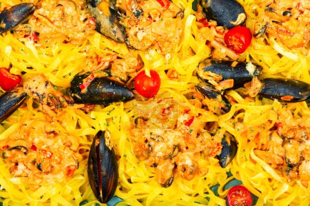Téléchargez les photos : Pâtes italiennes à la sauce aux fruits de mer. Cuisine méditerranéenne - en image libre de droit