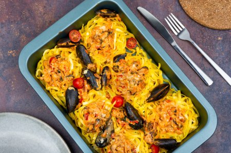 Foto de Pasta de espaguetis tagliatelle con mariscos. Cocinar comida mediterránea - Imagen libre de derechos