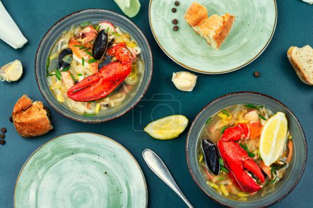 Foto de Sopa apetitosa con langosta, mejillones, camarones y salmón. Comida mediterránea. Vista superior - Imagen libre de derechos
