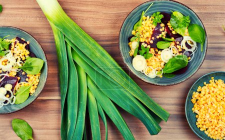 Foto de Healthy vegan salad with boiled beets, lentils, leek and herbs. Low calorie salad. - Imagen libre de derechos
