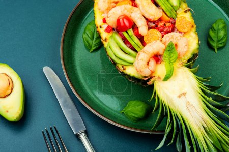 Téléchargez les photos : Delicious pineapple stuffed with vegetables, rice, avocado and shrimps. Peruvian food - en image libre de droit