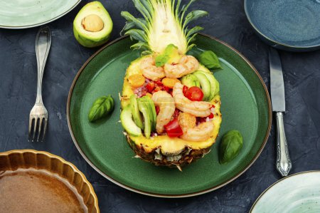 Téléchargez les photos : Salade à l'ananas avec riz, légumes et crevettes sur la table - en image libre de droit