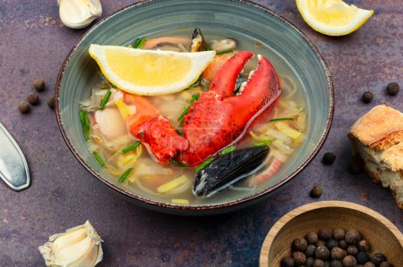 Téléchargez les photos : Seafood soup with lobster, mussels, prawns and fish. Seafood soup in ceramic bowl. - en image libre de droit