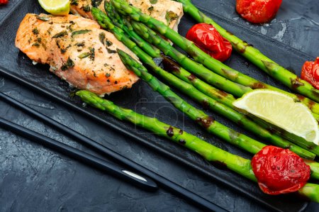 Téléchargez les photos : Filet de saumon grillé aux asperges vertes. Repas santé. - en image libre de droit