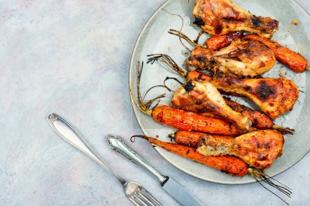 Téléchargez les photos : Bâtonnets de poulet rôtis cuits avec des carottes. Espace de copie - en image libre de droit