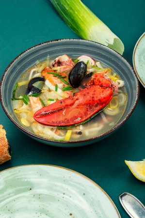 Foto de Sopa de mariscos casera con langosta, mejillones, camarones y pescado. - Imagen libre de derechos
