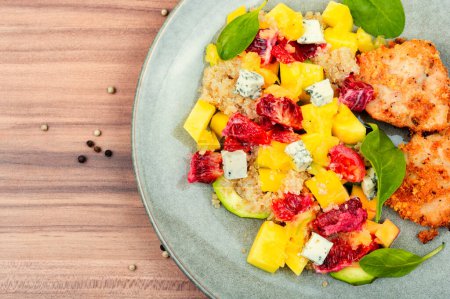 Téléchargez les photos : Tasty salad with fruit, chicken fillet and quinoa. Detox diet - en image libre de droit