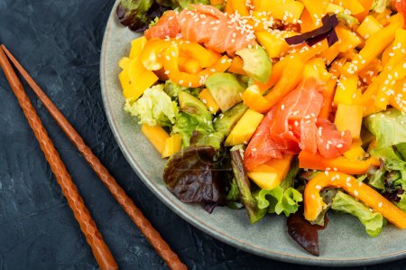 Foto de Ensalada de dieta asiática con salmón ahumado, mango, sésamo y verduras - Imagen libre de derechos