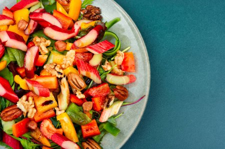 Téléchargez les photos : Salade printanière utile de rhubarbe, poivron, herbes et noix. Espace pour le texte - en image libre de droit
