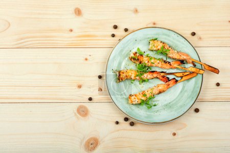Téléchargez les photos : Crevette pelée rôtie avec brochette. Savoureux barbecue aux crevettes. Espace de copie - en image libre de droit