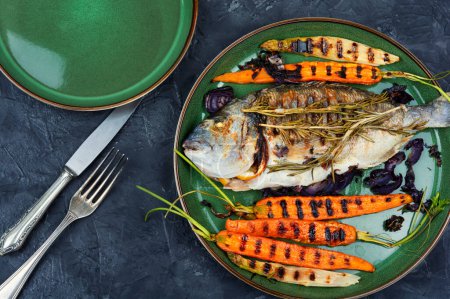 Téléchargez les photos : Dorado au four poisson ou dorade avec des légumes grillés sur fond de béton. Couché plat - en image libre de droit