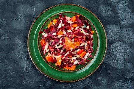 Téléchargez les photos : Salade de légumes avec chicorée, radicchio, pamplemousse et pignons de pin dans une assiette - en image libre de droit
