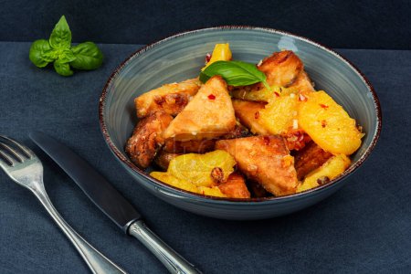 Téléchargez les photos : Tofu frit à l'ananas et au chili. Repas de tofu asiatique - en image libre de droit