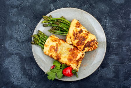 Téléchargez les photos : Omelette d'oeuf avec asperges et légumes verts. Une omelette fraîchement préparée. Vue du dessus - en image libre de droit